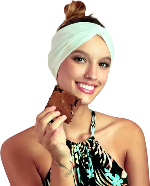 Nikh sorrindo com um brownie na mão